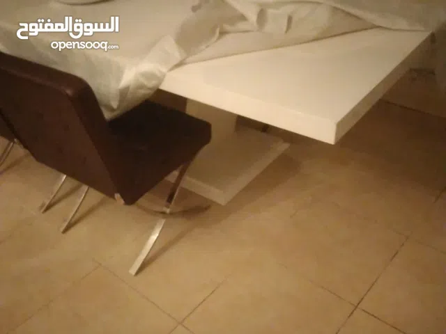 طاولة طعام (سفرة)(جودة) (فخامة) لون ابيض خشبية 6 كراسي ودولاب تخزين ومراية
