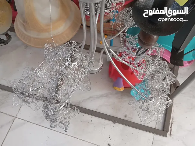 ثريات بأشكال مختلفة