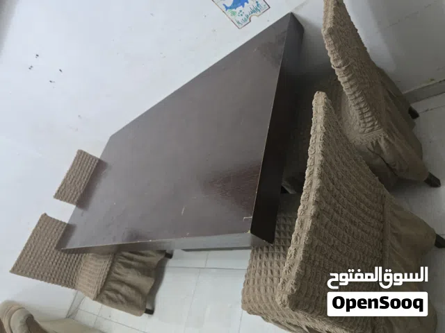 طاولة طعام مع الكراسي. Dining table with chairs.