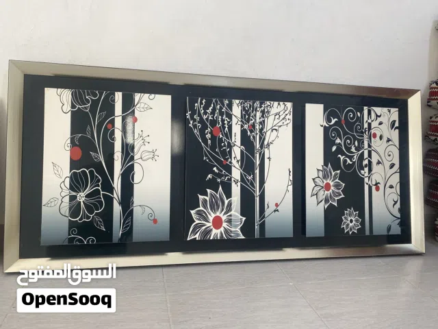 لوحة جدارية مودرن كبيرة بتصميم أبيض وأسود ولمسات حمراء فخمة