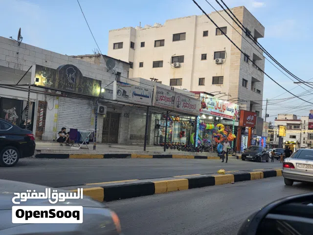 مخازن عدد 2 للايجار / كل واحد مستقل لحاله على دوار الرمثا الرئيسي غرب المكتبه بجانب نوريان للالعاب