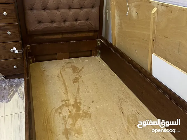 سرير بحالة جيدة للبيع
