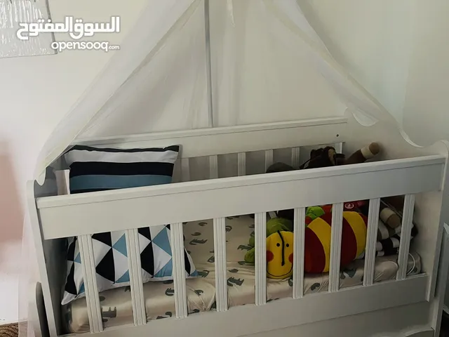 تخت بيبي هزاز مع جارورين خشب زان تركي وناموسية وفرشة