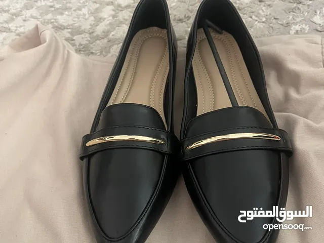 جديد وغير مستعمل – كندرة بلارينا نسائية راقية جدًا باللون الأسود مع قطعة ذهبية بسعر رائع!