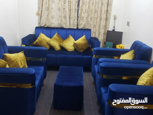 كنب نظيف لون أزرق جميل