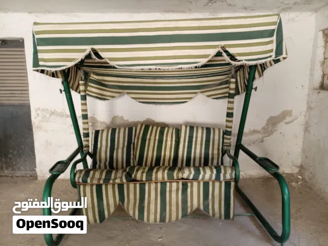 مرجيحه ثلاثية حديد ثقيل بحالة ممتازة مع فرشها