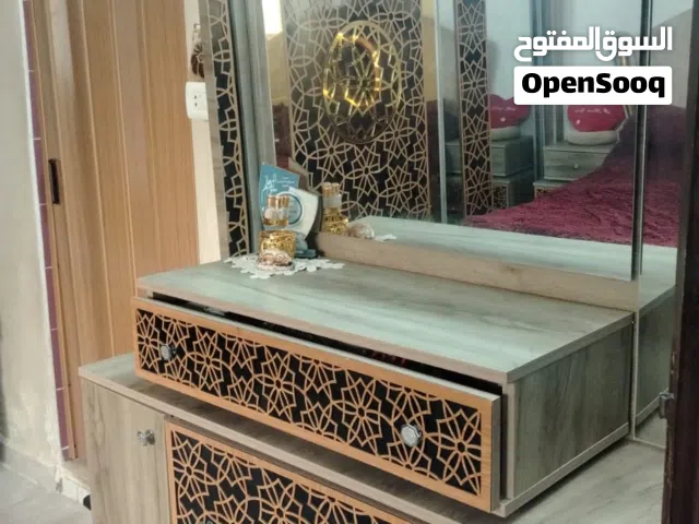 غرفه نوم بحاله جيدة مع اضاءه بحاجه لصيانه بسيطه لبعض الدروج للبيع بسعر 275دينار