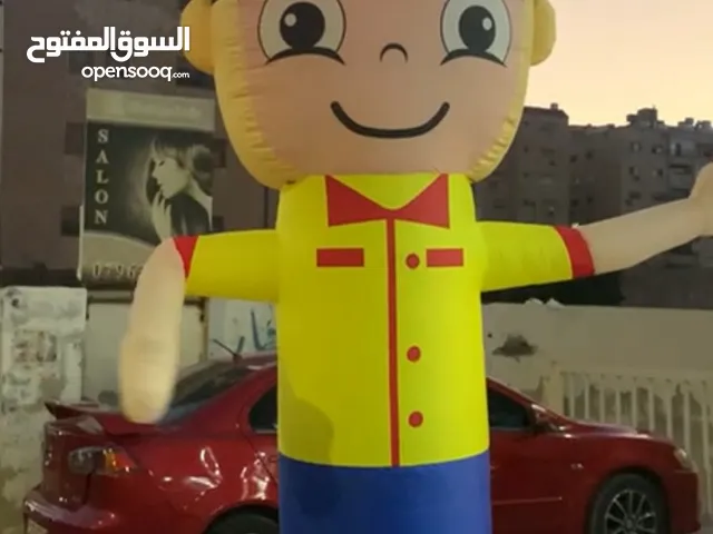 شخصيه كرتونيه ميكي ماوس طول اكثر من 3 متر قابله للنفخ مع كمبريسه هوا للبيع.