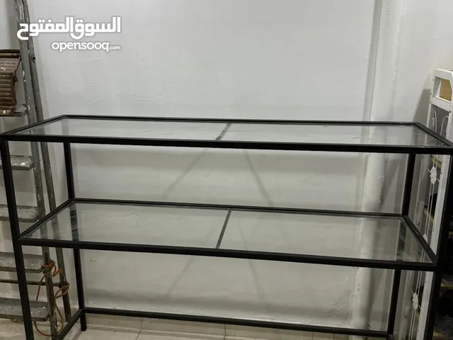 للبيع طاولة ضيافة حديد اسود والارفف قزاز نظيفه جدا استخدام خفيف بدون كسور او خدوش