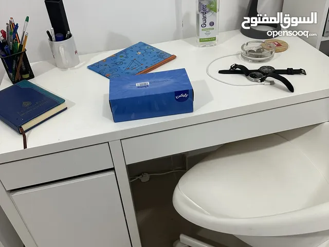 للبيع: مكتب مع كرسي بحالة ممتازة
