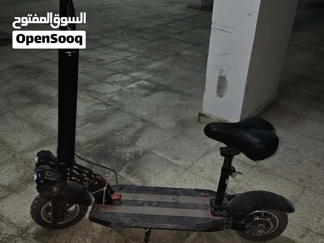 بطاريه 48 فولت تدوم لحوالي 5 ساعات تقریبا  اضاءه اماميه وخلفيه لد  مكابح خلفيه قويه  يحمل وزن 150 كي