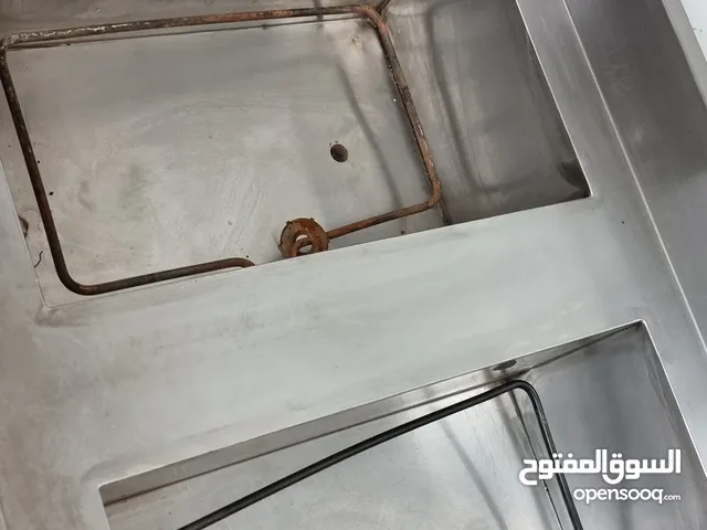 معدات مشغل حلويات للبيع  مقلى غطس وهود شفاط و طاولة ديكور وتسيح شوكلاته