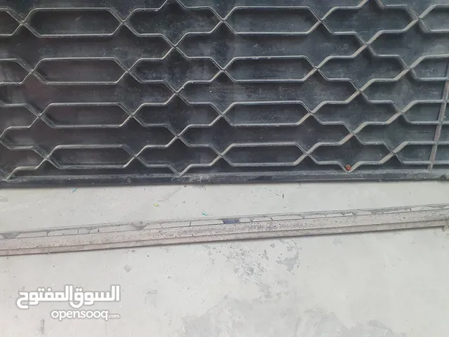 باب حديد ثقيل مع الحلق