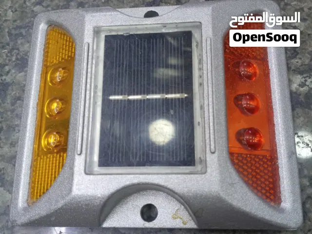 عاكسات تحذير بولاذيه مضيئه تلقائيا عند غروب الشمس و تشحن نهارا من اشعة الشمس الحجم الكبير عاكسه