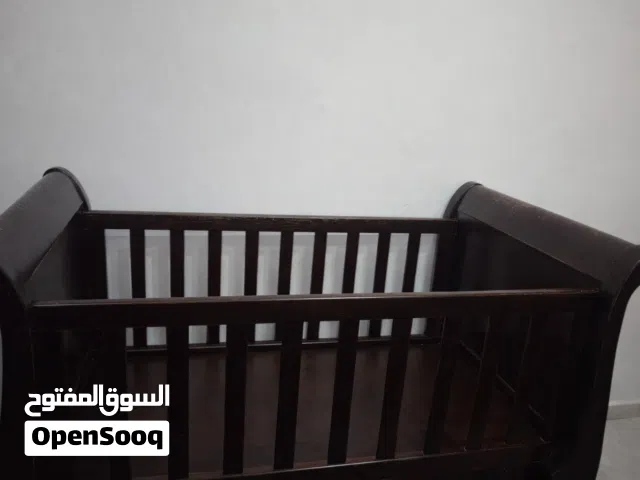سرير اطفال لعمر 5 سنوات تفصيل خشب ثقيل يحتوي على جرار