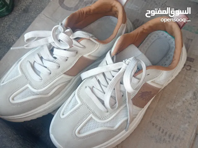 مجموعة أحذيه