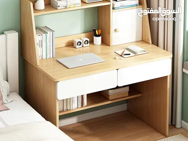 مكتب خشبي مع خزانة جانبية وجرارين و رفوف للكتب بشكل عصري لون بيج