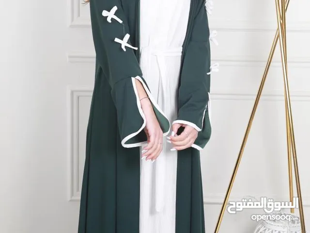 عباية بأناقة راقية ولمسة عصرية لكل محبات الأناقة، هالعباية المميزة بلونها وتصميمها العصري هي ال