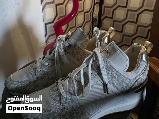 حذاء نوع Michael Kors الاصلي صناعة فيتنام بحال الجديد تماما مقاس 41 للبيع بسعر مميز