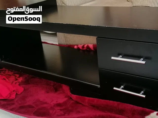 طاولة شاشة وطاولة سفرة وجهاز تبخيرة وجهاز ضغط