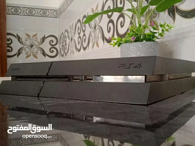 بلاستيشن 4 مع جهازين تحكم و7 العابPlayStation 4 with two controllers and 7 games