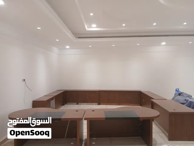 اثاث مكاتب فخم  مصنوع من الخشب السولد و زوايه الأمنيوم يتكون من أربع قطع