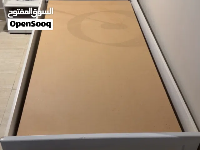 بيع سرير مفرد بدون مرتبه مع كوميدينه