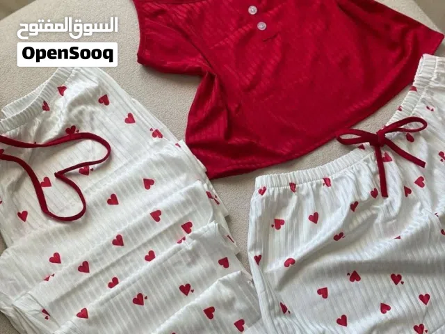 الراحة اللي تستحقيها في تراك واحد  جددي إطلالتك الرياضية واليومية مع طقم الـ 3 قطع