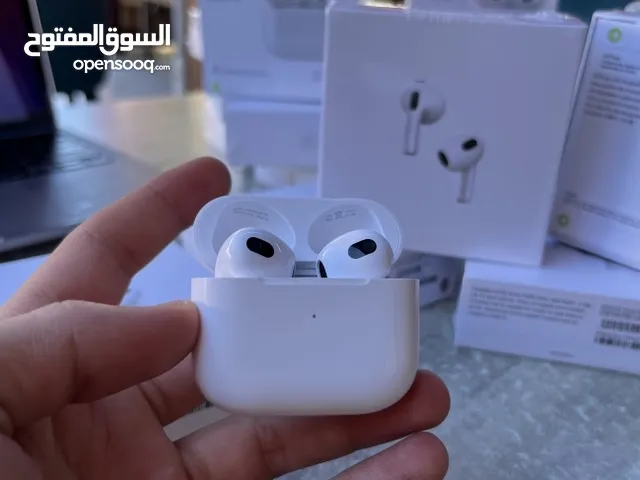 سماعات ابل ايربودز الجيل الثالث لاسلكية 100% بتقنية البلوتوث، لون أبيض، متوافقة مع نظام iOS