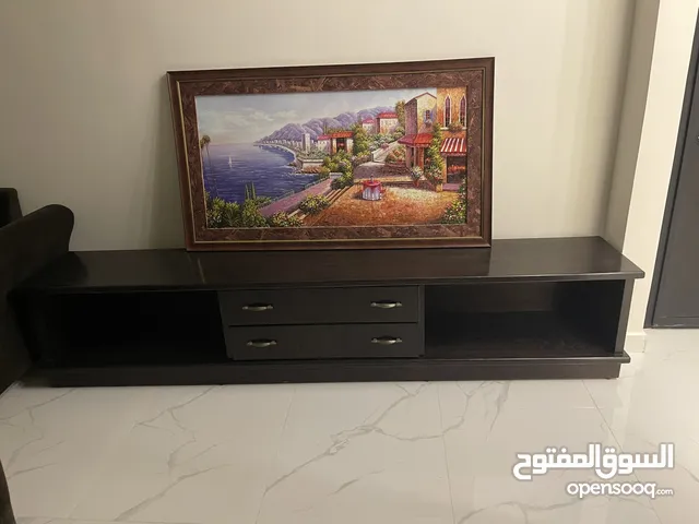 طاولة تلفاز بحالة ممتازة تفصيل خشب لاتيه وزان مع دروج تخزين للبيع بسعر مميز