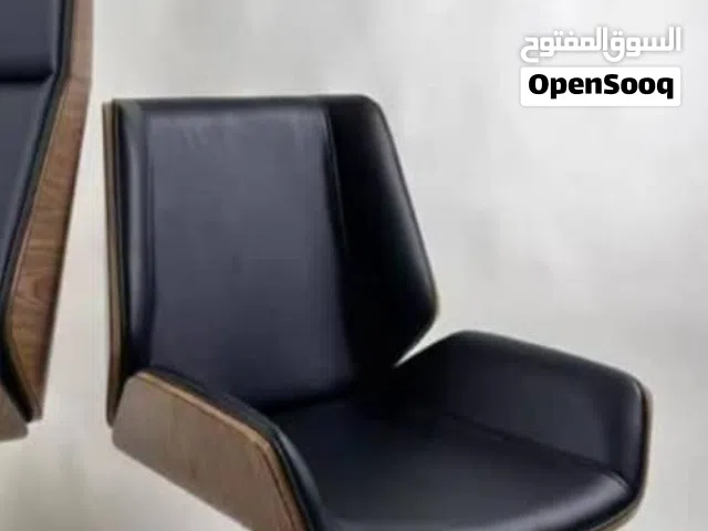 كراسي نوع فاخر دوار جلد مستخدم  متوفر 6 حبات سعر الحبه جديد ب190 دولار ولان سعر الحبه 40.الف