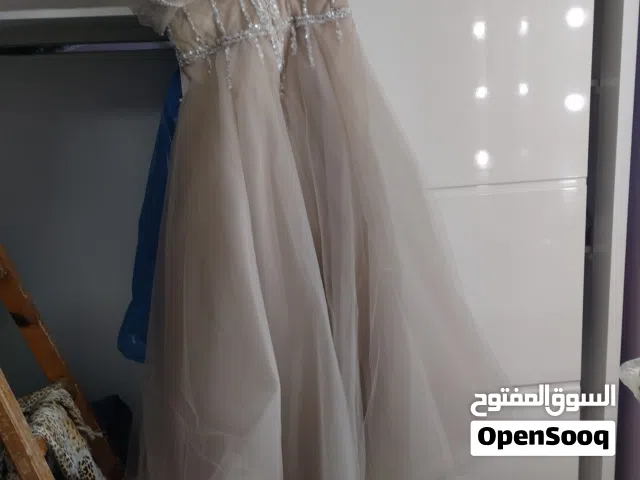 فستان سهرة وعروسه