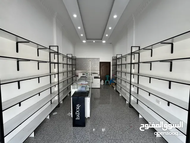 ديكور كامل ارفف و ألواح تعليق وبترينات بحالة ممتازة