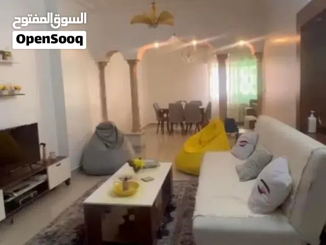 شقه مفروشه بالجبيهه ثلاث غرف نوم وصاله وصالون وحمامين ومطبخ وبلكونه