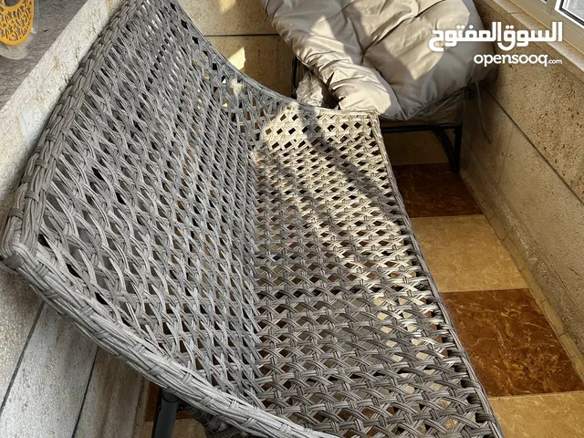 طقم جلسة صغير حدائق او بلكون- جديد- مجودة و 2 مفردة مع طاولة وسط - الهيكل ستيل-4 قُرن ملونة (تطريز)