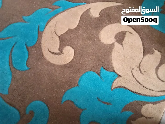 سجادة تركي محفورة جميلة قليلة الاستعمال لونها ازرق مع بني ع الواقع اجمل
