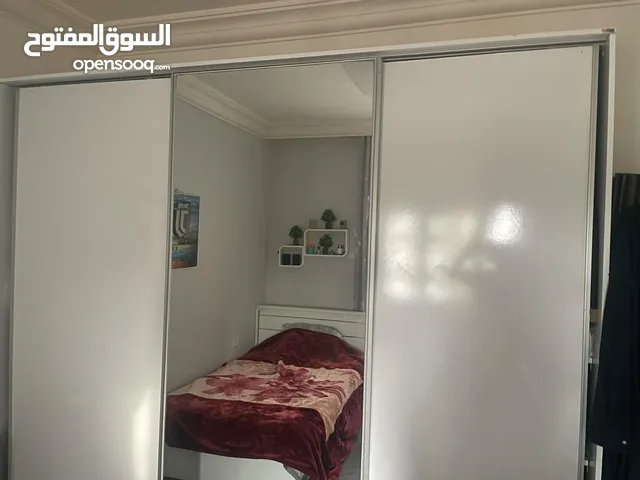 دولاب وسرير ومكتبة