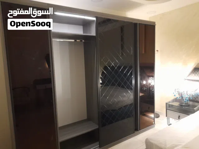 نجار متنقل بكافه اشغال النجار والديكور وخزائن الحائط والمطابخ