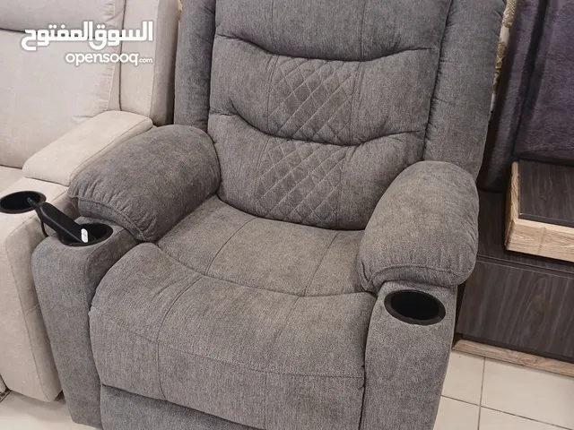 الكرسي كالتالي لون شوكليت فيه تدفئة ومساج ومساعد على الوقوف وبفتح وبسكر كه قابل للتفاوض