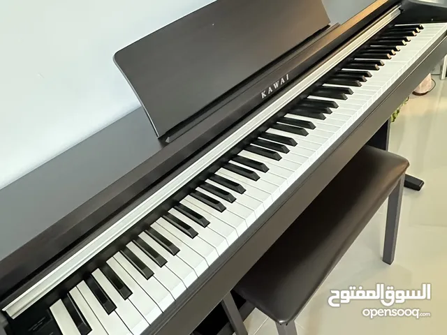 Piano digital Kawai with headset and bench.