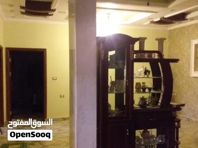 منزل ثلاثة طوابق مفصولات للبيع في سوق الجمعة عرادة جامع عبدالله بن مسعود .