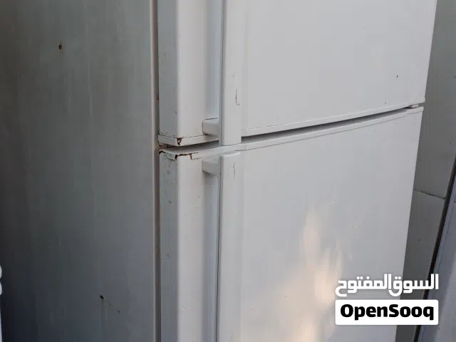 ثلاجه لون ابيض 24 قدم شغاله 100% ما شاء الله عنها نظيفه عالفحص مقفوله شهر