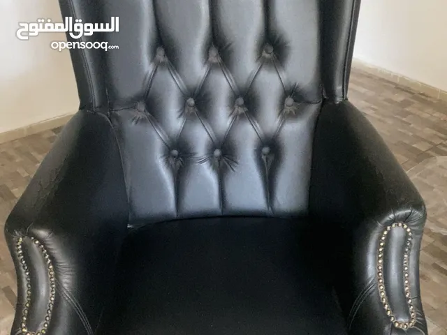 كرسي مدير بحالة جيدة نهايته 25