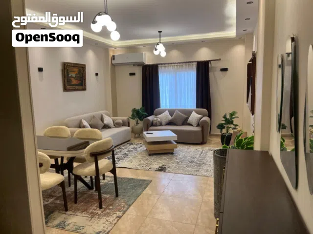 شقة مفروشة للإيجار علي محور الجامعة الامريكيه بجوار بوينتي 90  140متر   مكيفة مكيفة بالكامل