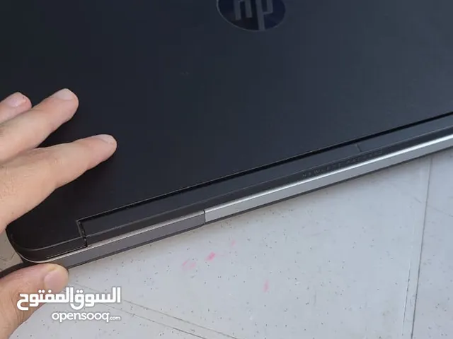 عل كل اللابتوب معالجه انتل i5 4th يعني جيل رابع و كرت داخلي Intel UHD 4600 و رامات 8 GB DDR3 و مساحه
