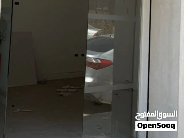 محل 4/8 في حي الاندلس جامع العروسي النشاط المسموح مكتب الايجار 1500 مقدم 3شهور من المالك طول