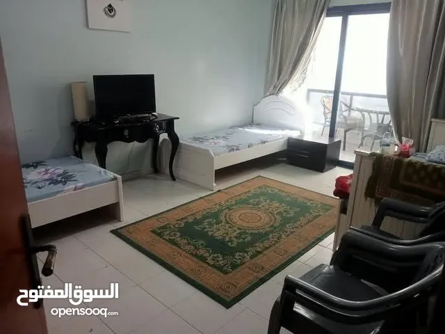 للايجار سرير مفرد داخل غرفه ثلاثيه كبيره