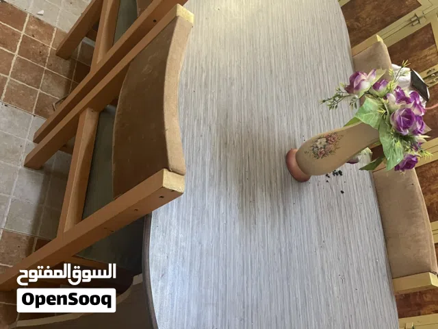 طاولة كبيرة للبيع تستعمل مثل طاوله طعام