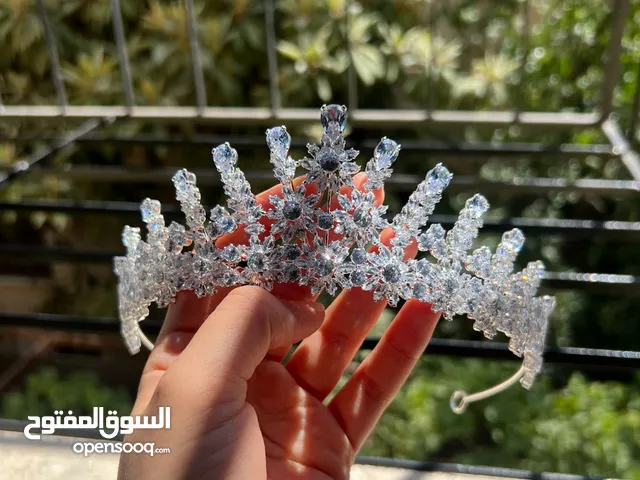 تاجين عرايسي واحد ملبوس والتاني جديد