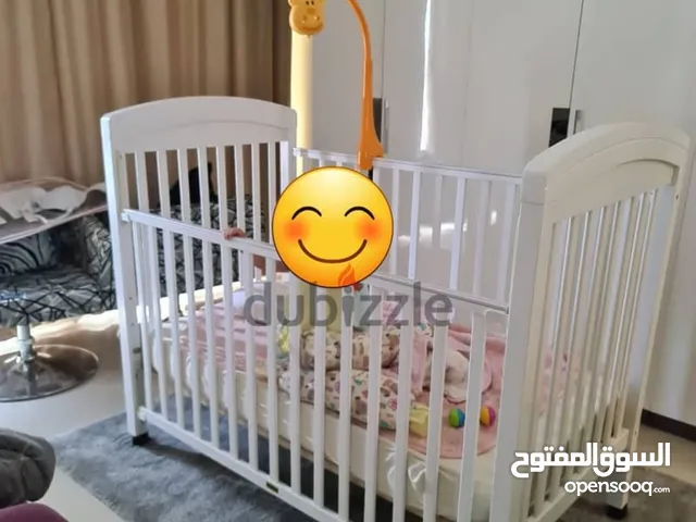سرير اطفال كريب من عمر 0 الى عمر 6 سنوات ماركة جونيور بحاله ممتازة جدا استخدام سنه فقط